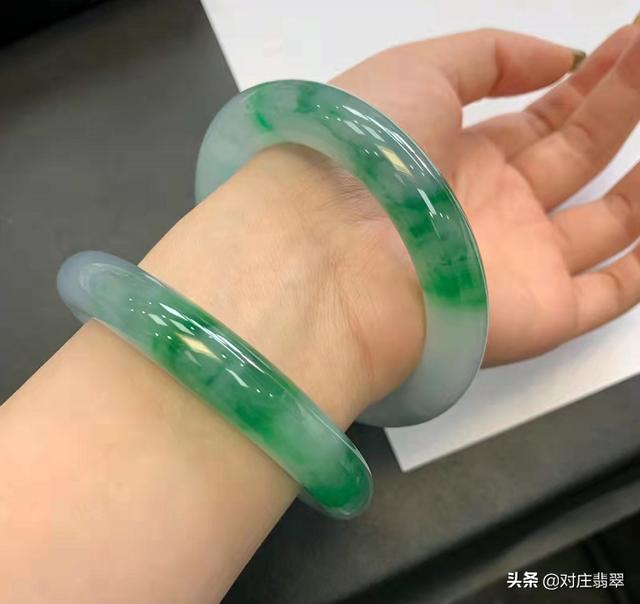 女孩适合带什么手镯,翡翠手镯适合带什么颜色的-第12张图片-翡翠网 女孩适合带什么手镯,翡翠手镯适合带什么颜色的-第12张图片-翡翠网