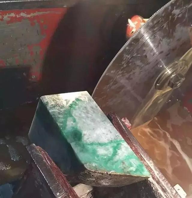 新后江翡翠原石可以玩吗,土豪玩翡翠原石-第1张图片-翡翠网 新后江翡翠原石可以玩吗,土豪玩翡翠原石-第1张图片-翡翠网