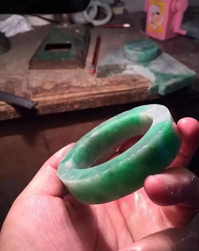 新后江翡翠原石可以玩吗,土豪玩翡翠原石-第4张图片-翡翠网 新后江翡翠原石可以玩吗,土豪玩翡翠原石-第4张图片-翡翠网