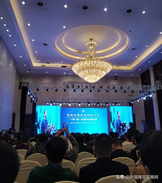 灰绿色翡翠手镯价值,清御坊翡翠手镯灰好吗-第1张图片-翡翠网 灰绿色翡翠手镯价值,清御坊翡翠手镯灰好吗-第1张图片-翡翠网