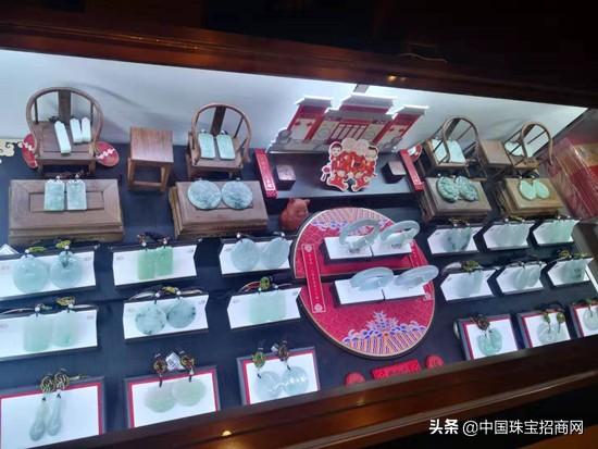 灰绿色翡翠手镯价值,清御坊翡翠手镯灰好吗-第4张图片-翡翠网 灰绿色翡翠手镯价值,清御坊翡翠手镯灰好吗-第4张图片-翡翠网