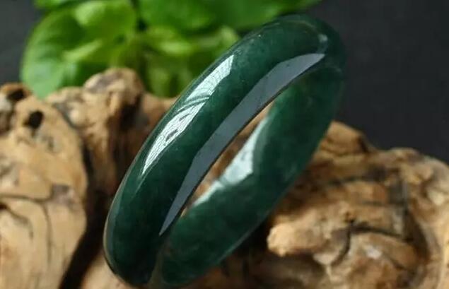 油青翡翠原石油青种翡翠原石如何鉴别-第1张图片-翡翠网 油青翡翠原石油青种翡翠原石如何鉴别-第1张图片-翡翠网