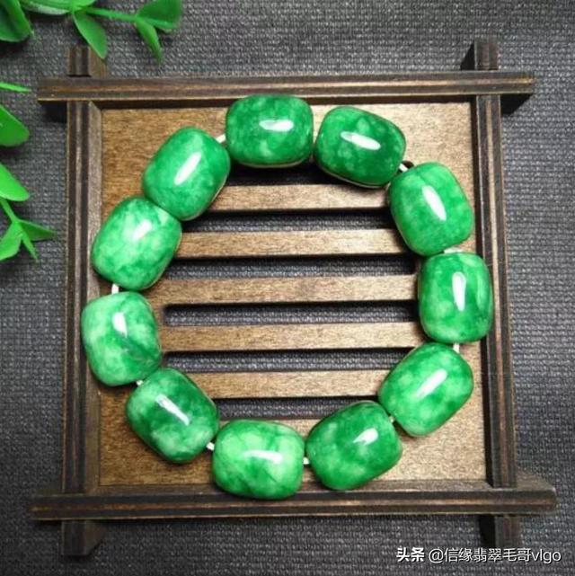 翡翠原石带状白棉冰种翡翠原石-第4张图片-翡翠网 翡翠原石带状白棉冰种翡翠原石-第4张图片-翡翠网