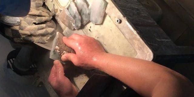 翡翠原石切片哪种好,翡翠原石怎么处理好-第6张图片-翡翠网 翡翠原石切片哪种好,翡翠原石怎么处理好-第6张图片-翡翠网