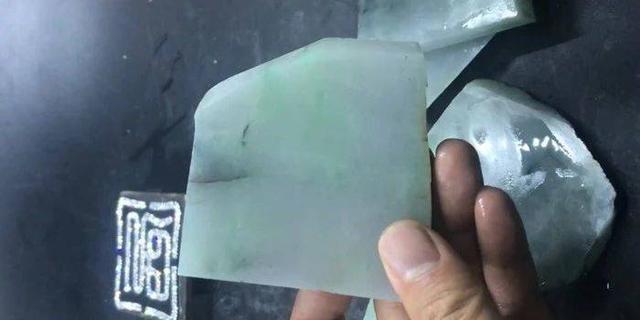 翡翠原石切片哪种好,翡翠原石怎么处理好-第7张图片-翡翠网 翡翠原石切片哪种好,翡翠原石怎么处理好-第7张图片-翡翠网