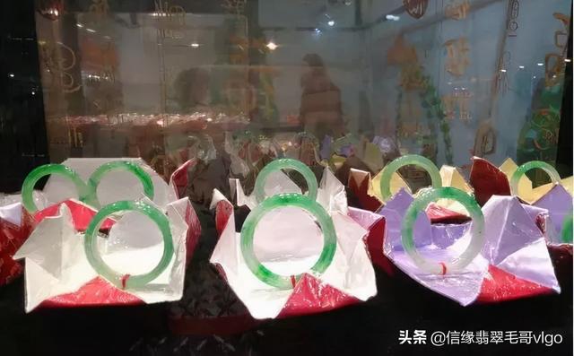 各种飘花翡翠手镯的价格的简单介绍-第27张图片-翡翠网 各种飘花翡翠手镯的价格的简单介绍-第27张图片-翡翠网