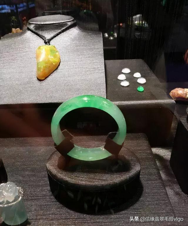 各种飘花翡翠手镯的价格的简单介绍-第34张图片-翡翠网 各种飘花翡翠手镯的价格的简单介绍-第34张图片-翡翠网