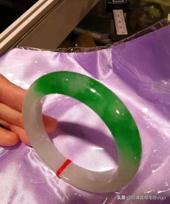 各种飘花翡翠手镯的价格的简单介绍-第36张图片-翡翠网 各种飘花翡翠手镯的价格的简单介绍-第36张图片-翡翠网