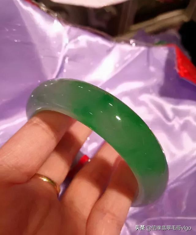 各种飘花翡翠手镯的价格的简单介绍-第37张图片-翡翠网 各种飘花翡翠手镯的价格的简单介绍-第37张图片-翡翠网