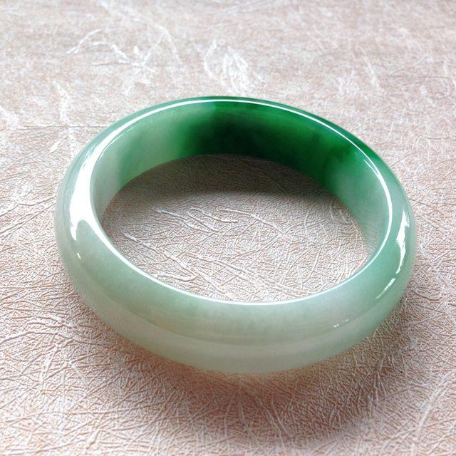 翡翠手镯泡矿泉水多久翡翠手镯泡在矿泉水里好吗-第1张图片-翡翠网 翡翠手镯泡矿泉水多久翡翠手镯泡在矿泉水里好吗-第1张图片-翡翠网