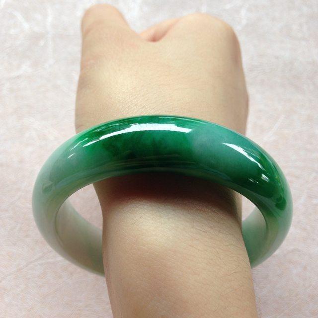 翡翠手镯泡矿泉水多久翡翠手镯泡在矿泉水里好吗-第3张图片-翡翠网 翡翠手镯泡矿泉水多久翡翠手镯泡在矿泉水里好吗-第3张图片-翡翠网