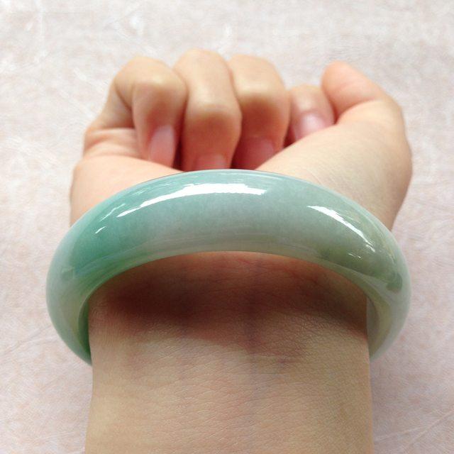 翡翠手镯泡矿泉水多久翡翠手镯泡在矿泉水里好吗-第4张图片-翡翠网 翡翠手镯泡矿泉水多久翡翠手镯泡在矿泉水里好吗-第4张图片-翡翠网