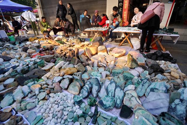 缅甸翡翠市场价格,1万的翡翠手镯大概什么样-第2张图片-翡翠网 缅甸翡翠市场价格,1万的翡翠手镯大概什么样-第2张图片-翡翠网