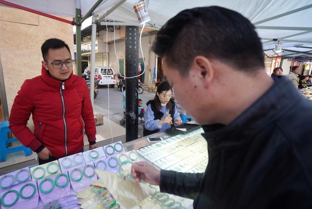 缅甸翡翠市场价格,1万的翡翠手镯大概什么样-第6张图片-翡翠网 缅甸翡翠市场价格,1万的翡翠手镯大概什么样-第6张图片-翡翠网