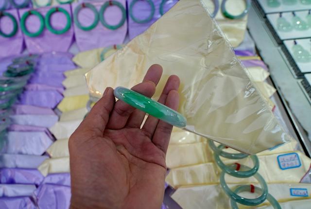 缅甸翡翠市场价格,1万的翡翠手镯大概什么样-第8张图片-翡翠网 缅甸翡翠市场价格,1万的翡翠手镯大概什么样-第8张图片-翡翠网