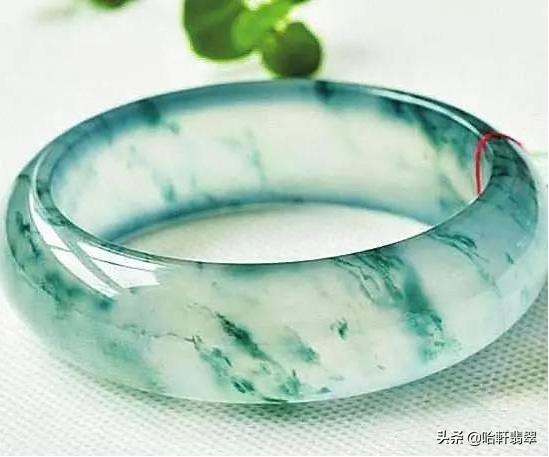 翡翠手镯有裂纹能戴吗,翡翠裂纹价格表-第8张图片-翡翠网 翡翠手镯有裂纹能戴吗,翡翠裂纹价格表-第8张图片-翡翠网