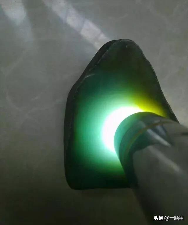 翡翠原石打灯看种老,翡翠原石打灯知识图解-第4张图片-翡翠网 翡翠原石打灯看种老,翡翠原石打灯知识图解-第4张图片-翡翠网