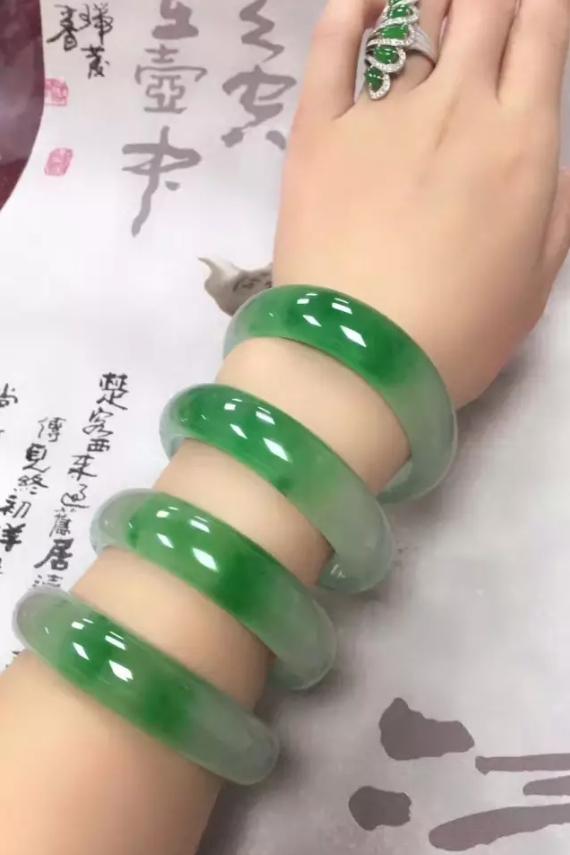 关于万元翡翠手镯有石纹吗的信息-第3张图片-翡翠网 关于万元翡翠手镯有石纹吗的信息-第3张图片-翡翠网