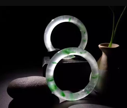 关于万元翡翠手镯有石纹吗的信息-第6张图片-翡翠网 关于万元翡翠手镯有石纹吗的信息-第6张图片-翡翠网