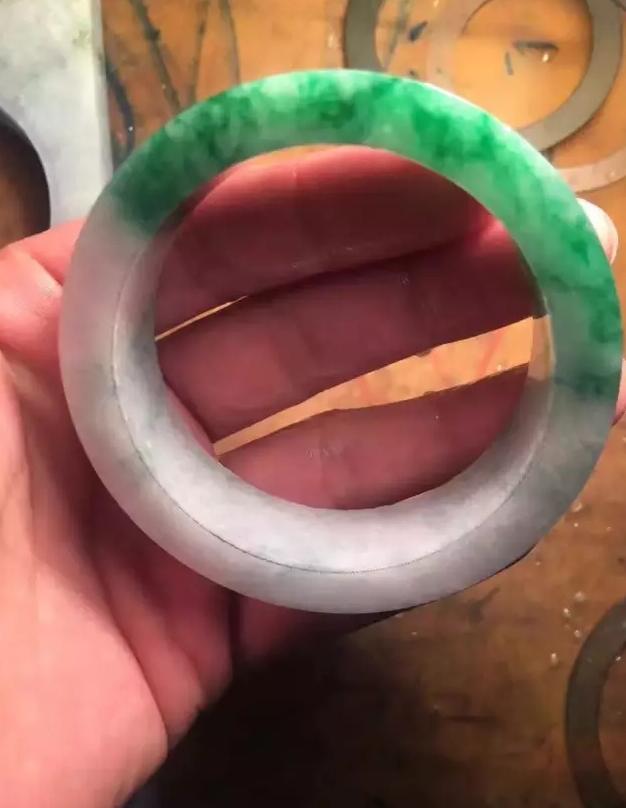 关于万元翡翠手镯有石纹吗的信息-第9张图片-翡翠网 关于万元翡翠手镯有石纹吗的信息-第9张图片-翡翠网