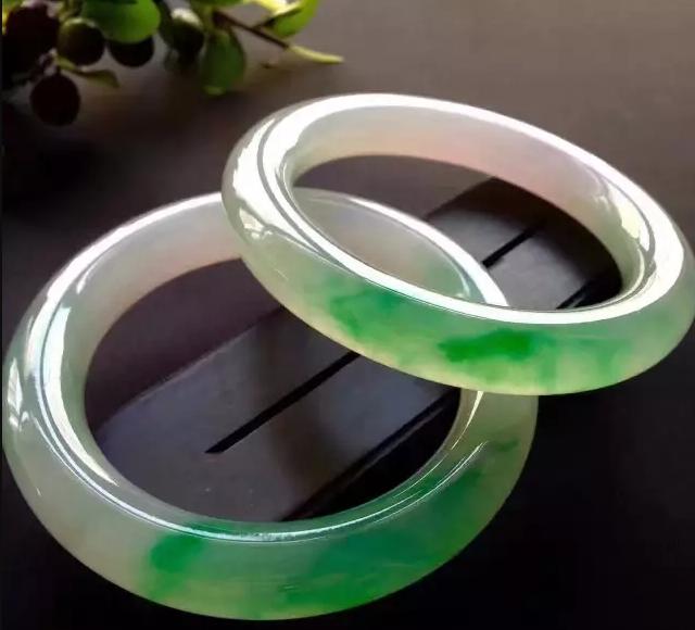 关于万元翡翠手镯有石纹吗的信息-第10张图片-翡翠网 关于万元翡翠手镯有石纹吗的信息-第10张图片-翡翠网