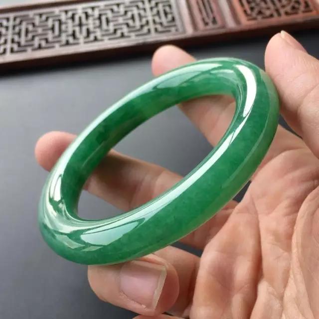 关于万元翡翠手镯有石纹吗的信息-第11张图片-翡翠网 关于万元翡翠手镯有石纹吗的信息-第11张图片-翡翠网