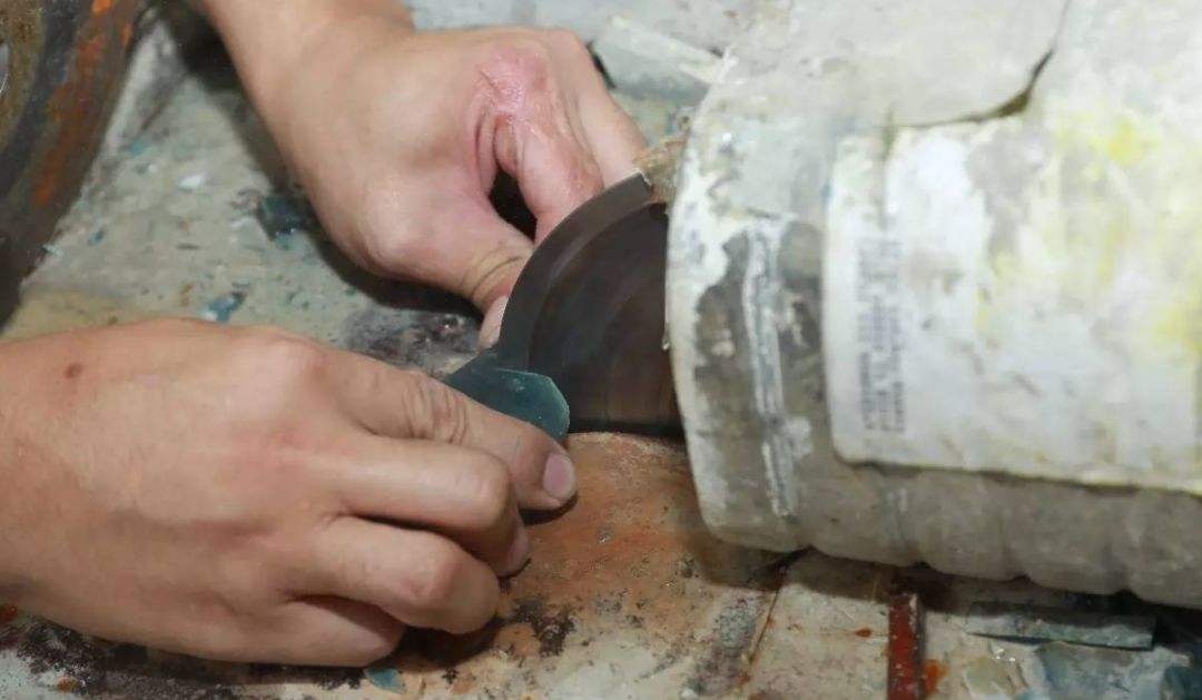 手工切割大理石妙招切割翡翠原石视频-第1张图片-翡翠网 手工切割大理石妙招切割翡翠原石视频-第1张图片-翡翠网