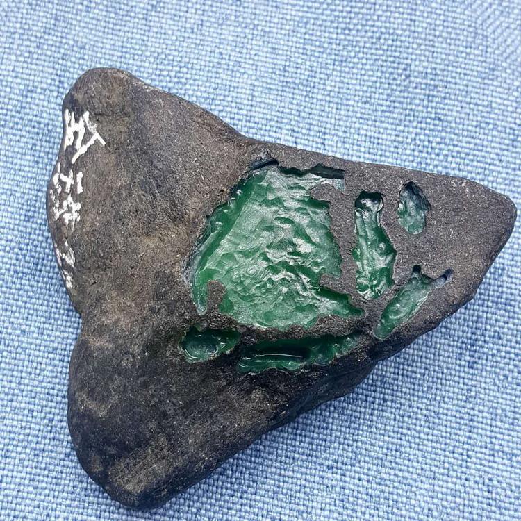 能出帝王绿莫湾基皮壳特点,莫基湾翡翠原石的特点-第2张图片-翡翠网 能出帝王绿莫湾基皮壳特点,莫基湾翡翠原石的特点-第2张图片-翡翠网