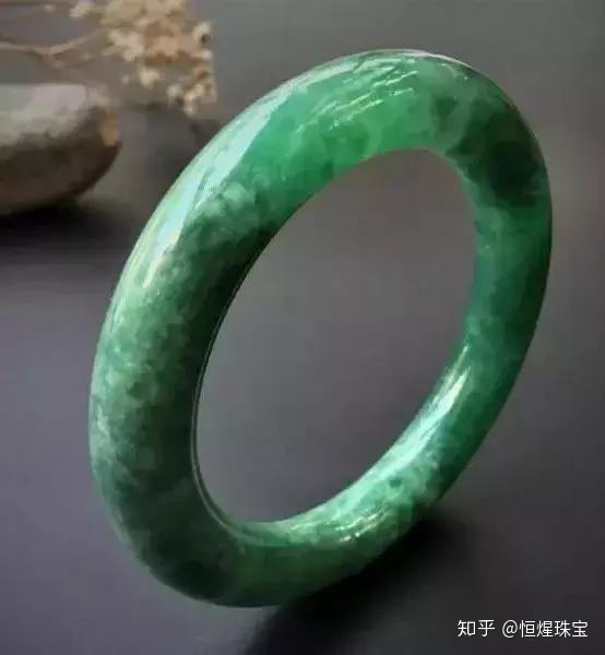 翡翠手镯会跟着气温变色吗的简单介绍-第1张图片-翡翠网 翡翠手镯会跟着气温变色吗的简单介绍-第1张图片-翡翠网