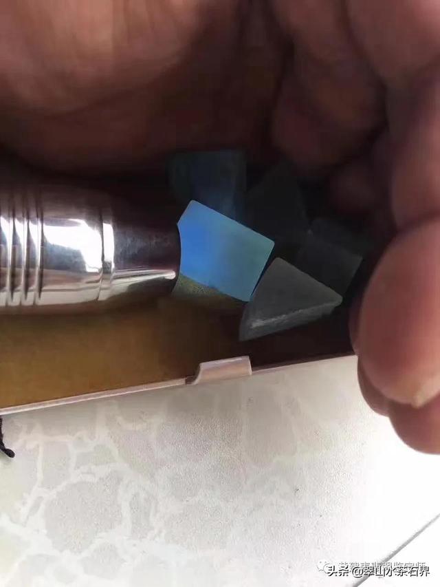 翡翠鉴定知识视频,翡翠的实用鉴别方法-第2张图片-翡翠网 翡翠鉴定知识视频,翡翠的实用鉴别方法-第2张图片-翡翠网