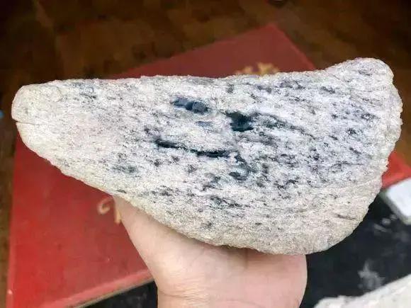 磨砂白的翡翠原石,翡翠原石白砖-第1张图片-翡翠网 磨砂白的翡翠原石,翡翠原石白砖-第1张图片-翡翠网