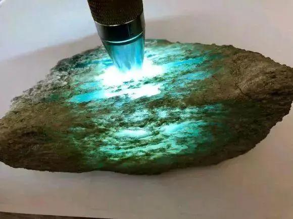 磨砂白的翡翠原石,翡翠原石白砖-第3张图片-翡翠网 磨砂白的翡翠原石,翡翠原石白砖-第3张图片-翡翠网