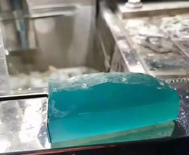 磨砂白的翡翠原石,翡翠原石白砖-第5张图片-翡翠网 磨砂白的翡翠原石,翡翠原石白砖-第5张图片-翡翠网