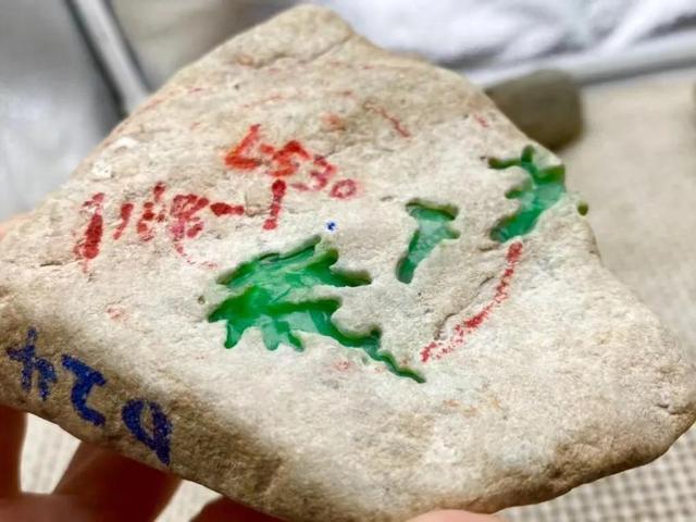 白沙翡翠原石,白沙皮翡翠原石是真的吗-第2张图片-翡翠网 白沙翡翠原石,白沙皮翡翠原石是真的吗-第2张图片-翡翠网