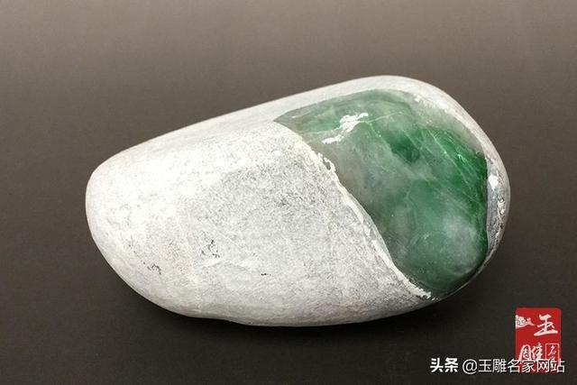 怎么分辨翡翠原石好坏翡翠原石真假辨别-第3张图片-翡翠网 怎么分辨翡翠原石好坏翡翠原石真假辨别-第3张图片-翡翠网