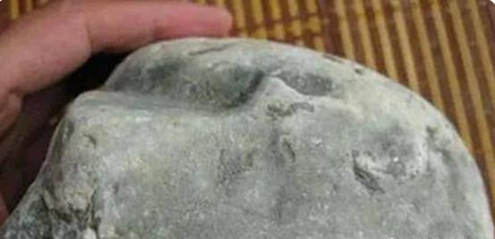 翡翠原石图片,翡翠原石毛料皮壳知识-第5张图片-翡翠网 翡翠原石图片,翡翠原石毛料皮壳知识-第5张图片-翡翠网