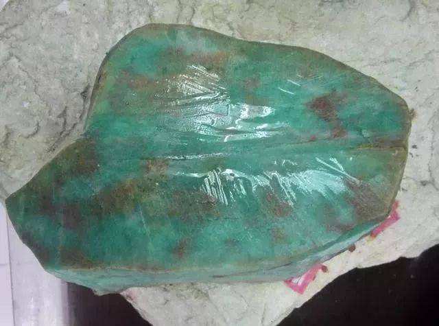 买原石加工靠谱吗,翡翠原石剥皮的手工费-第2张图片-翡翠网 买原石加工靠谱吗,翡翠原石剥皮的手工费-第2张图片-翡翠网