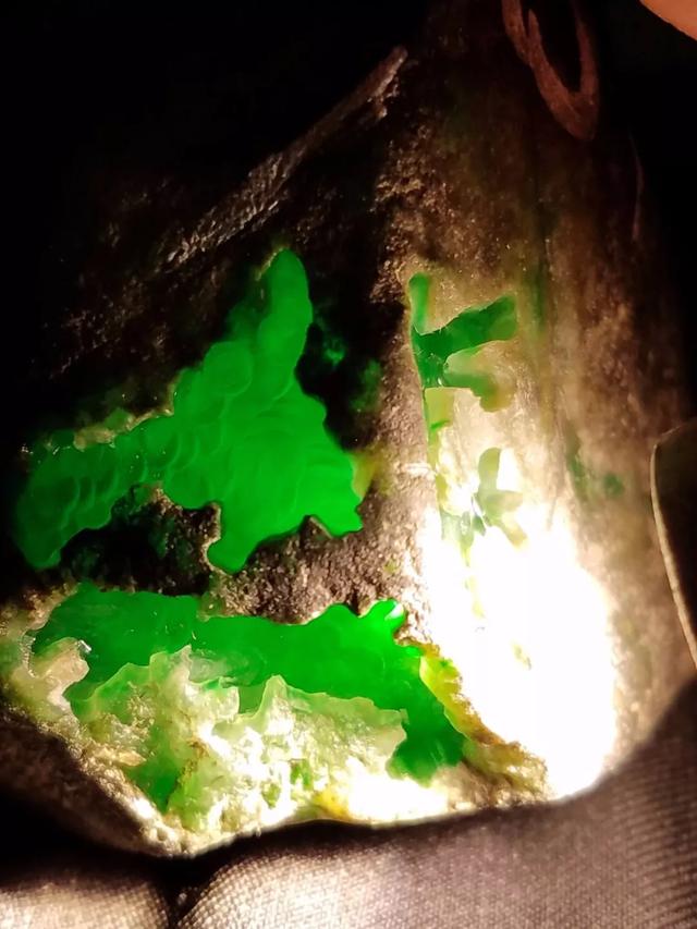 包含100克满阳绿翡翠原石的词条-第3张图片-翡翠网 包含100克满阳绿翡翠原石的词条-第3张图片-翡翠网