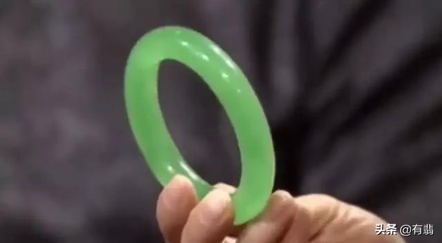 翡翠手镯有点黄,兰花翡翠手镯的价格-第5张图片-翡翠网 翡翠手镯有点黄,兰花翡翠手镯的价格-第5张图片-翡翠网