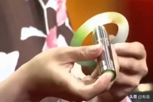 翡翠手镯有点黄,兰花翡翠手镯的价格-第10张图片-翡翠网 翡翠手镯有点黄,兰花翡翠手镯的价格-第10张图片-翡翠网