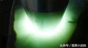 翡翠原石打灯有荧光翡翠原石压灯荧光表现-第11张图片-翡翠网 翡翠原石打灯有荧光翡翠原石压灯荧光表现-第11张图片-翡翠网