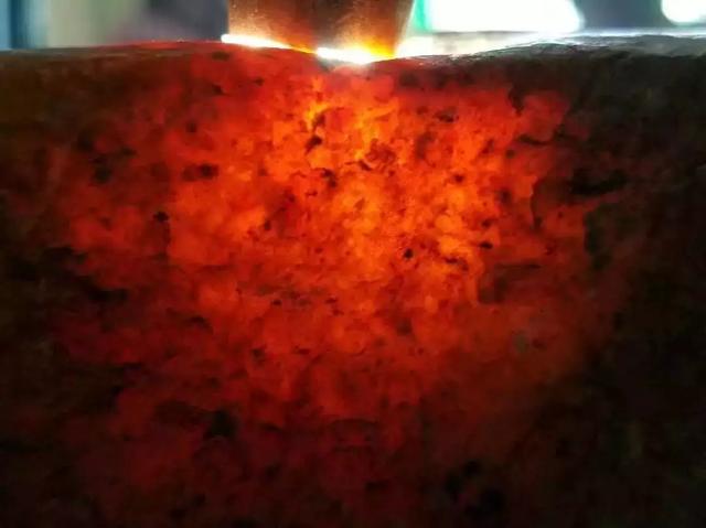 刀疤结场口的翡翠原石,翡翠原石有哪些种-第3张图片-翡翠网 刀疤结场口的翡翠原石,翡翠原石有哪些种-第3张图片-翡翠网