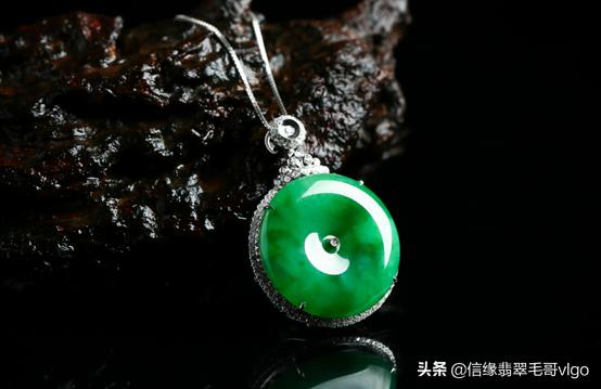 翡翠手镯戒指吊坠项链盒翡翠手镯能当项链戴吗-第1张图片-翡翠网 翡翠手镯戒指吊坠项链盒翡翠手镯能当项链戴吗-第1张图片-翡翠网