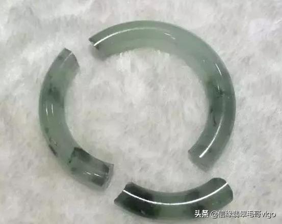 翡翠手镯戒指吊坠项链盒翡翠手镯能当项链戴吗-第3张图片-翡翠网 翡翠手镯戒指吊坠项链盒翡翠手镯能当项链戴吗-第3张图片-翡翠网