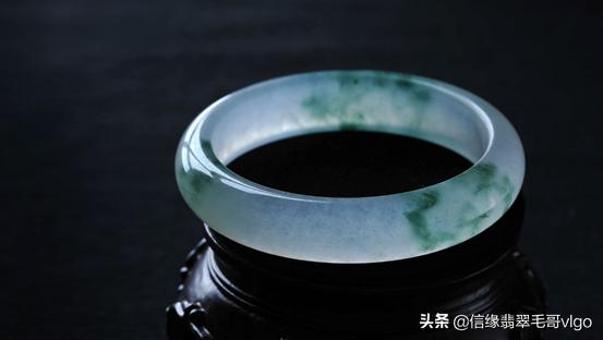 翡翠手镯戒指吊坠项链盒翡翠手镯能当项链戴吗-第7张图片-翡翠网 翡翠手镯戒指吊坠项链盒翡翠手镯能当项链戴吗-第7张图片-翡翠网