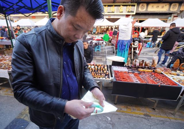 翡翠想卖掉到哪里卖,云南翡翠原石交易市场在哪里-第4张图片-翡翠网 翡翠想卖掉到哪里卖,云南翡翠原石交易市场在哪里-第4张图片-翡翠网