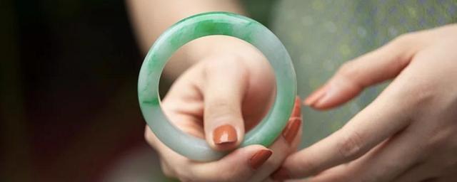 贵妃手镯缺点翡翠手镯正装比贵妃好戴-第1张图片-翡翠网 贵妃手镯缺点翡翠手镯正装比贵妃好戴-第1张图片-翡翠网