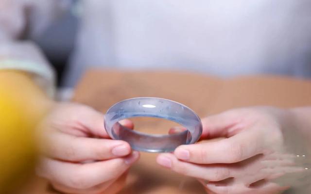 贵妃手镯缺点翡翠手镯正装比贵妃好戴-第3张图片-翡翠网 贵妃手镯缺点翡翠手镯正装比贵妃好戴-第3张图片-翡翠网