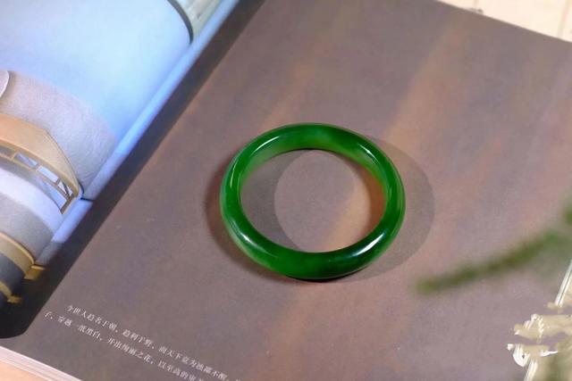 贵妃手镯缺点翡翠手镯正装比贵妃好戴-第4张图片-翡翠网 贵妃手镯缺点翡翠手镯正装比贵妃好戴-第4张图片-翡翠网