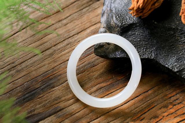 贵妃手镯缺点翡翠手镯正装比贵妃好戴-第5张图片-翡翠网 贵妃手镯缺点翡翠手镯正装比贵妃好戴-第5张图片-翡翠网